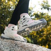 Scarpe trekking donna Vetta indossate su sentiero di montagna