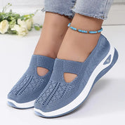 Donna che indossa le sneakers Seren in contesto quotidiano
