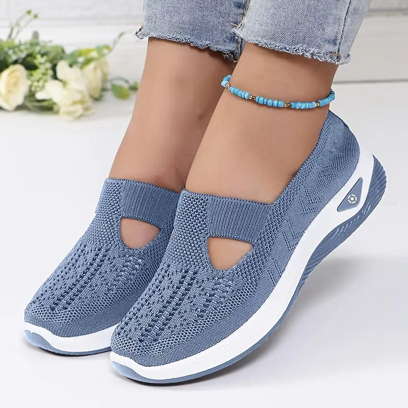 Donna che indossa le sneakers Seren in contesto quotidiano