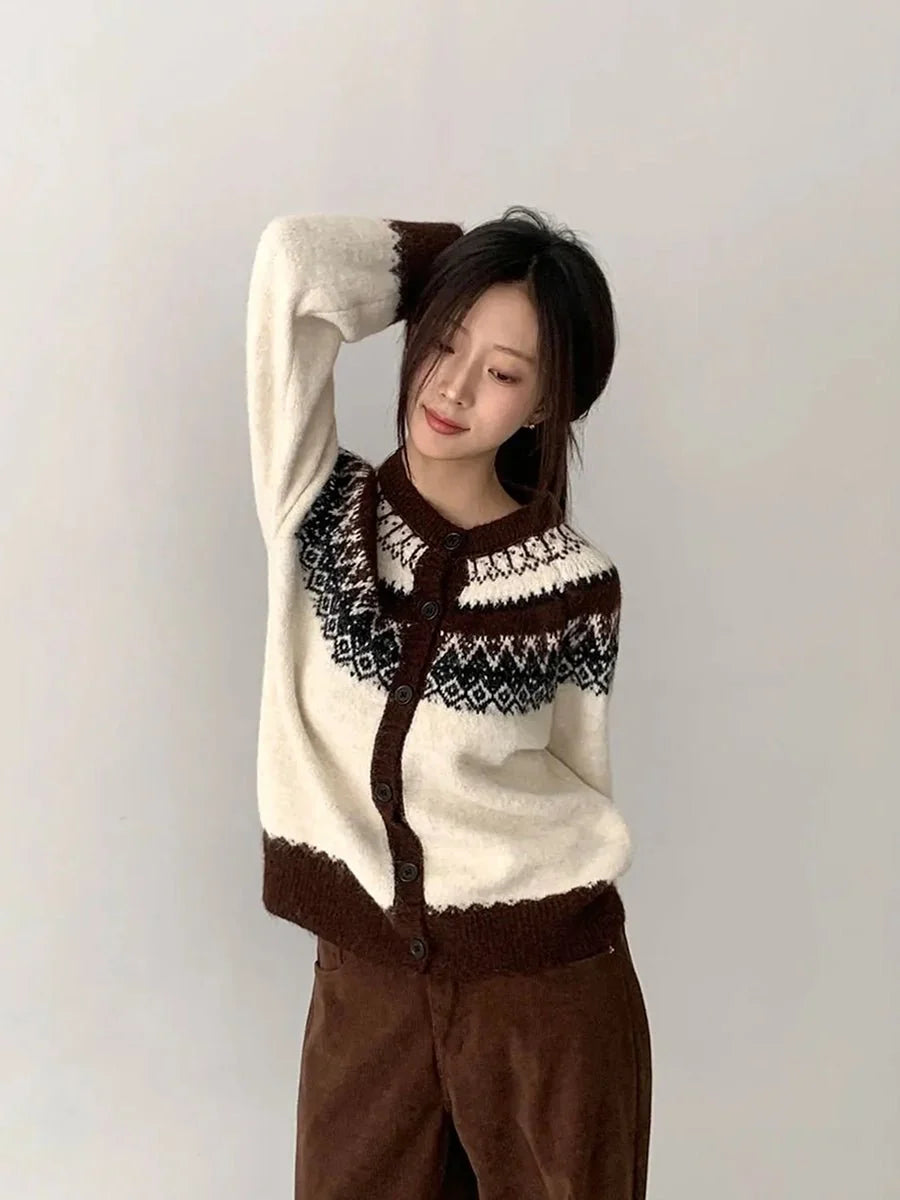 Serena cardigan maglia donna beige su abito per look casual chic