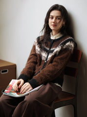 Serena cardigan donna in lana jacquard indossato con outfit da ufficio