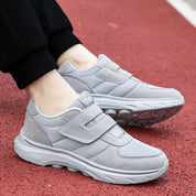 Velara scarpa ortopedica donna indossata in contesto urbano