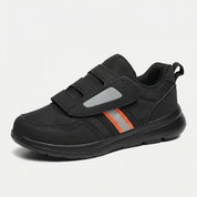 Dettaglio cinturino velcro regolabile su sneaker ortopedica per alluce valgo