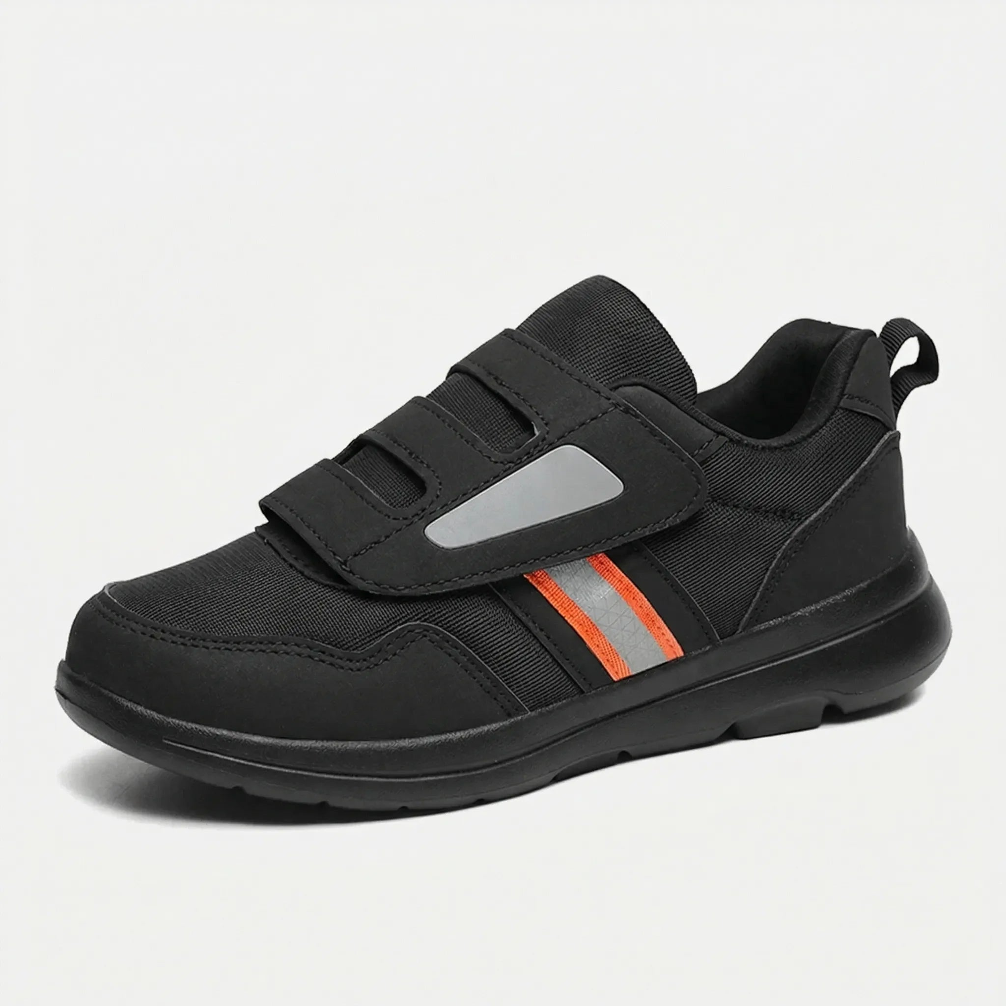 Dettaglio cinturino velcro regolabile su sneaker ortopedica per alluce valgo
