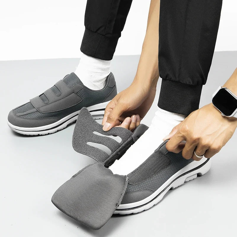 Sneaker ortopedica viola con punta larga, vista frontale