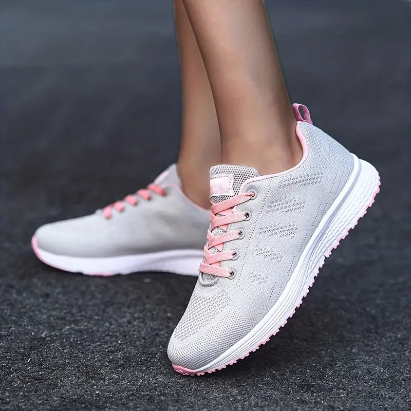 Dettaglio della soletta ergonomica delle sneaker ortopediche grigie