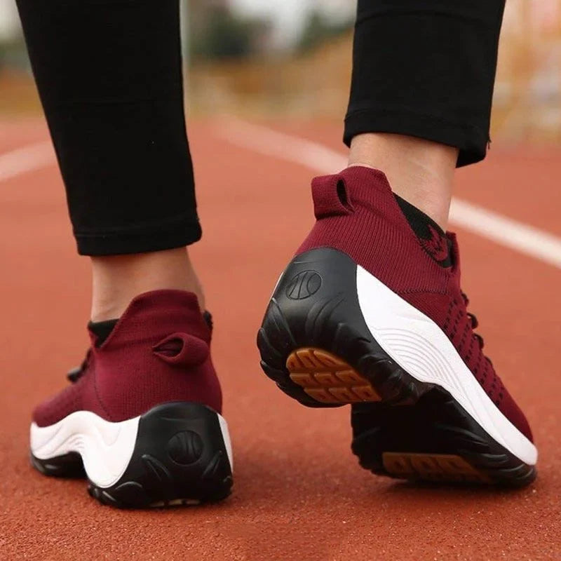 Vista dall'alto delle sneakers donna leggere Nora
