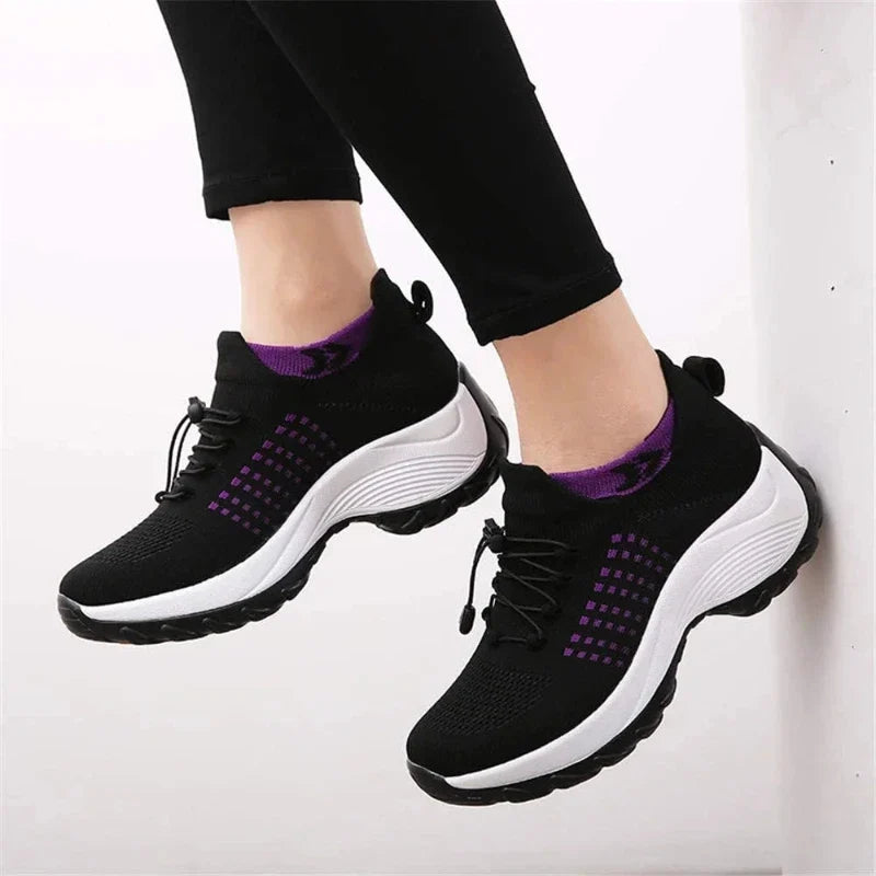 Sneakers Nora in colore nero viola su sfondo bianco