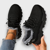 Sneakers invernali da donna con lacci regolabili su sfondo bianco