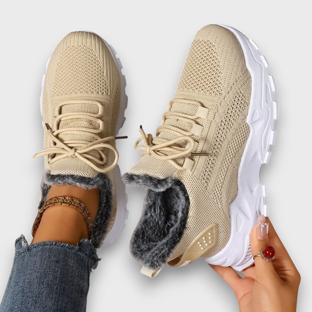 Sneakers invernali casual da donna in colore nero con suola antiscivolo