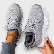 Vista laterale delle sneakers invernali da donna in tessuto traspirante