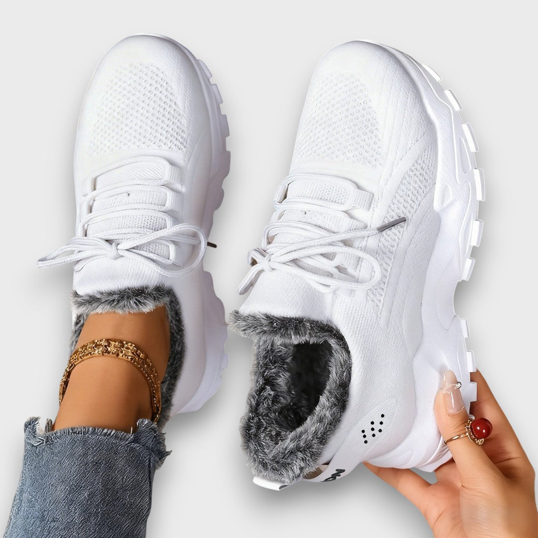 Sneakers invernali da donna indossate in un contesto casual invernale