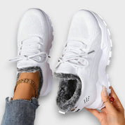 Sneakers invernali da donna indossate in un contesto casual invernale
