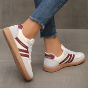 Lorena sneakers donna bianche indossate durante una passeggiata