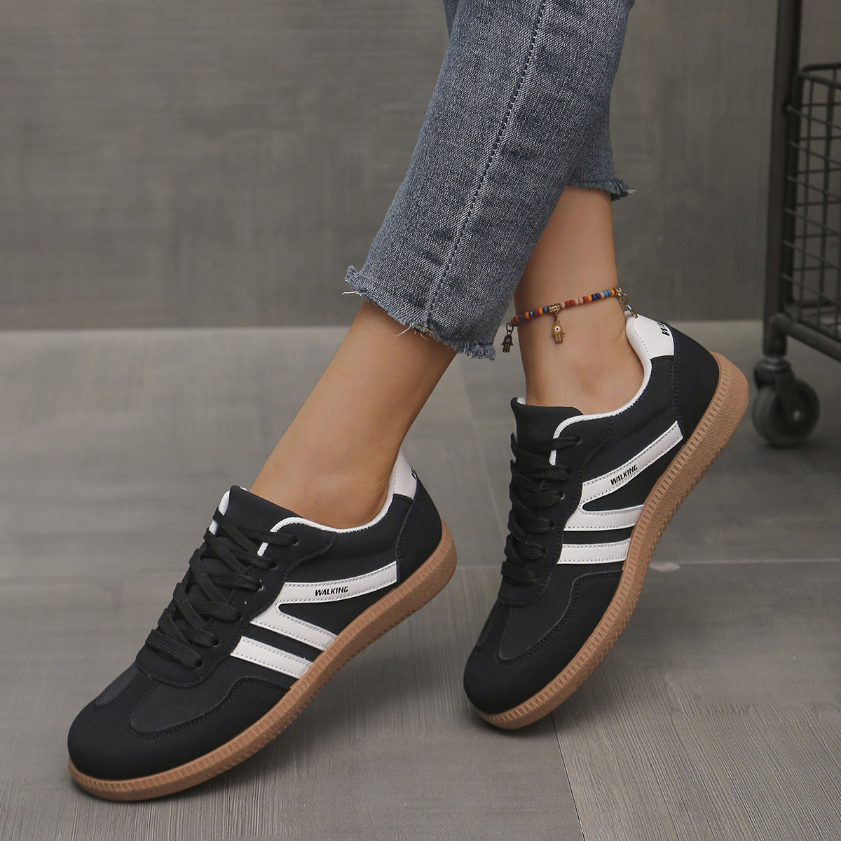Sneakers ortopediche marroni donna vista posteriore supporto tallone