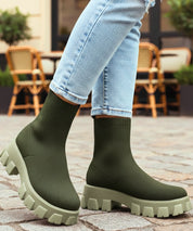 Abbinamento stivale sock boot donna con jeans a gamba dritta
