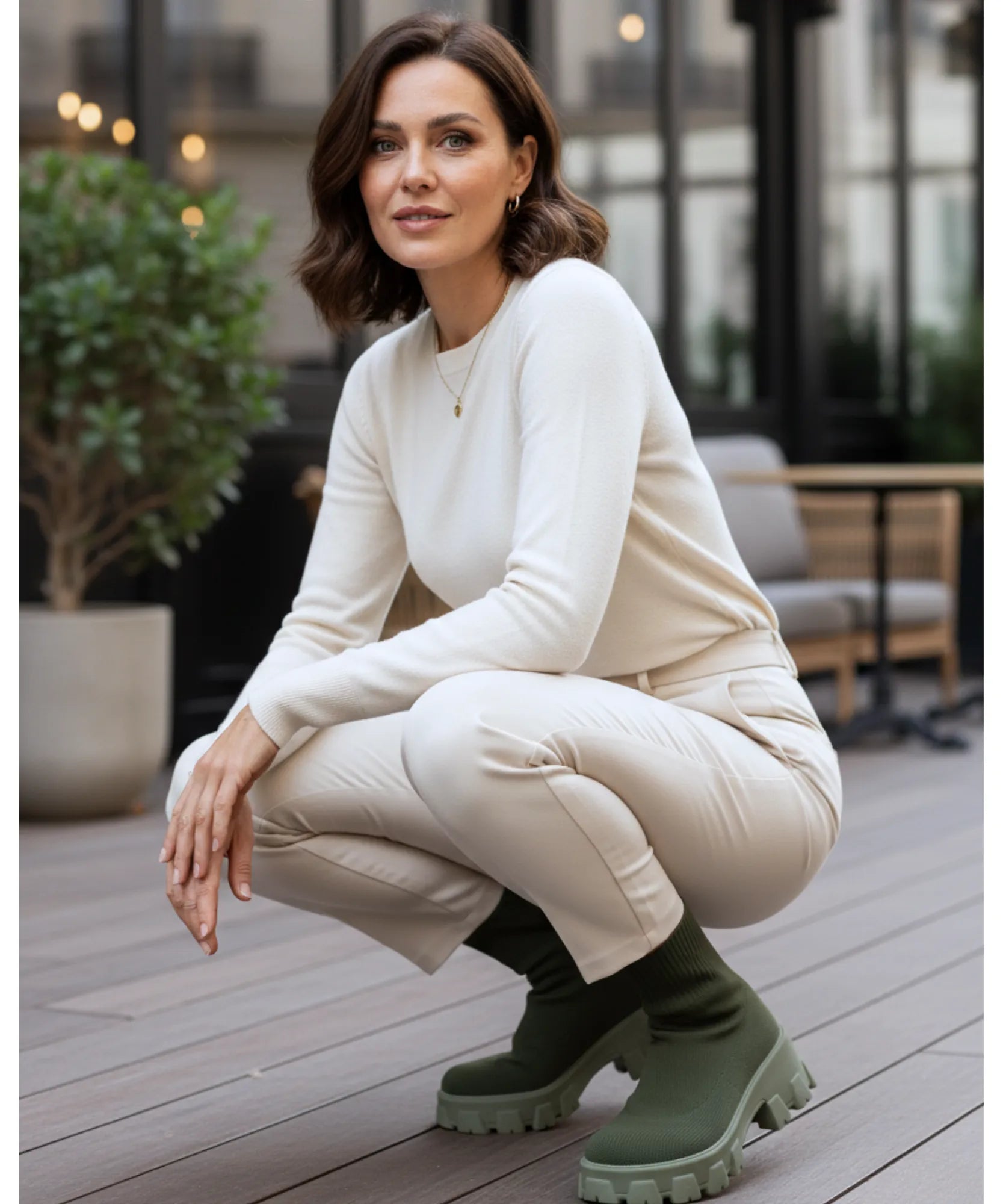 Vista posteriore stivale sock boot donna in maglia verde militare