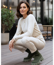 Vista posteriore stivale sock boot donna in maglia verde militare