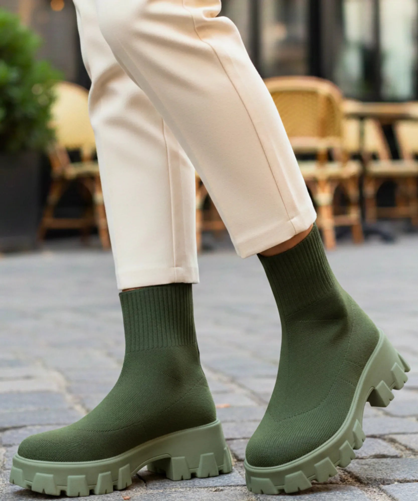 Vista laterale dello stivale sock boot donna in maglia color cioccolato