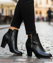Dettaglio zip laterale stivaletti donna in ecopelle strutturata
