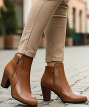 Stivaletti donna indossati con pantaloni sartoriali da ufficio