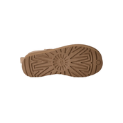 Stivaletti sheepskin donna colore castagna su sfondo bianco