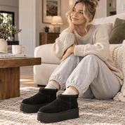 Stivaletti platform donna sabbia su parquet legno chiaro