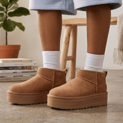 Stivaletti sheepskin donna indossati con jeans skinny castagna