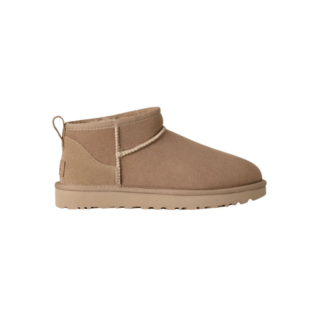 Stivali da donna in sheepskin color castagno su sfondo neutro