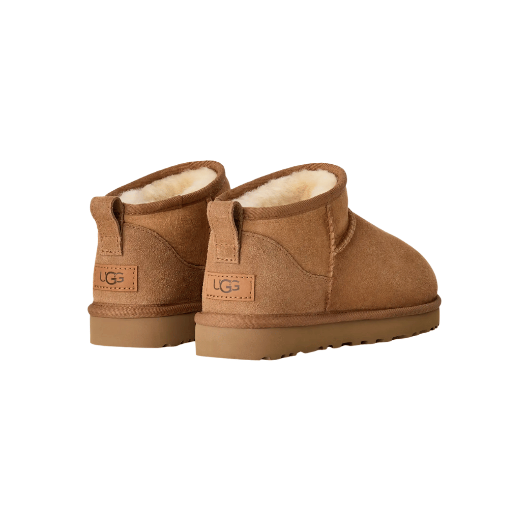 Stivali sheepskin donna indossati con jeans skinny