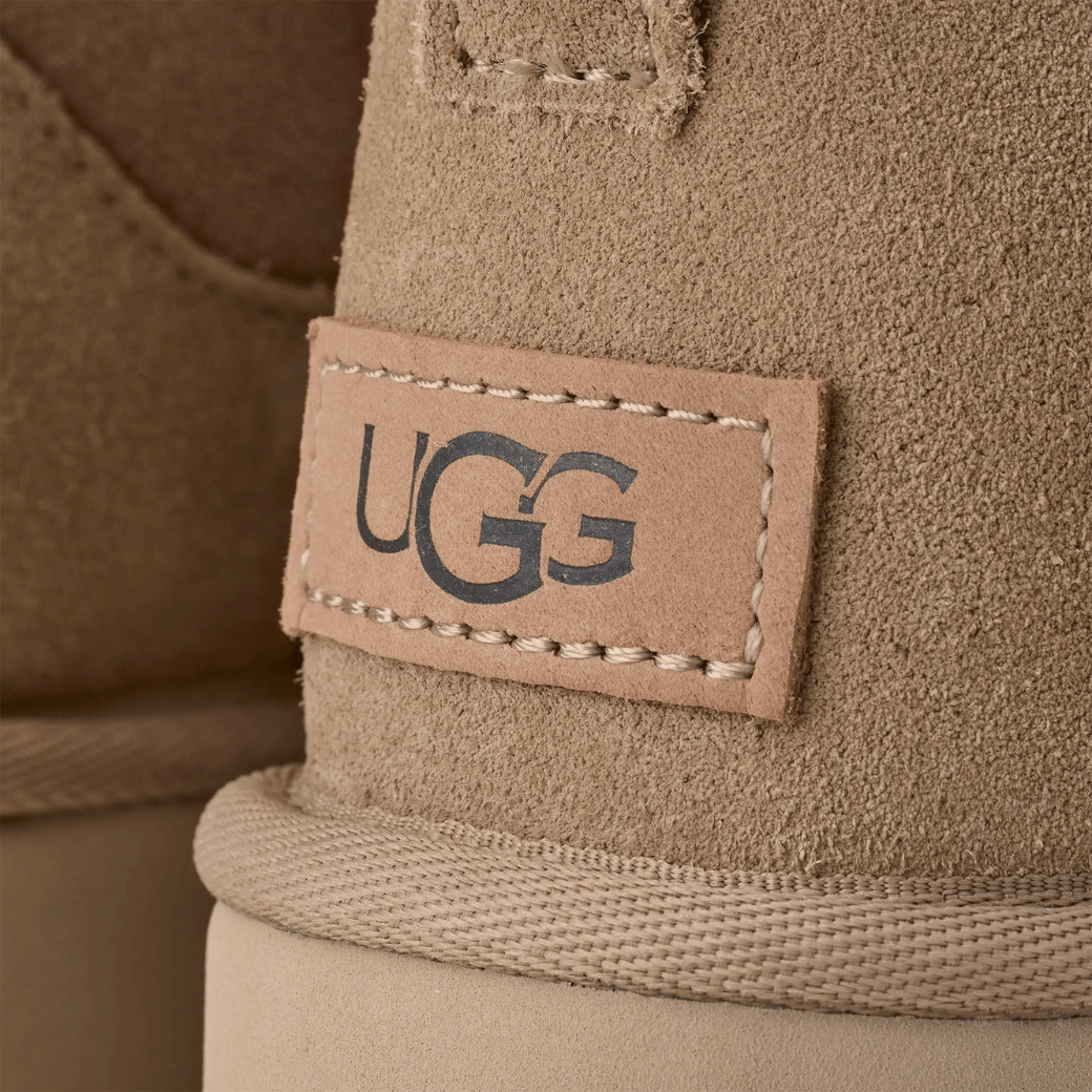 Dettaglio tomaia in sheepskin morbido stivali donna colore castagno