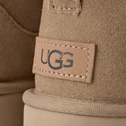 Dettaglio tomaia in sheepskin morbido stivali donna colore castagno