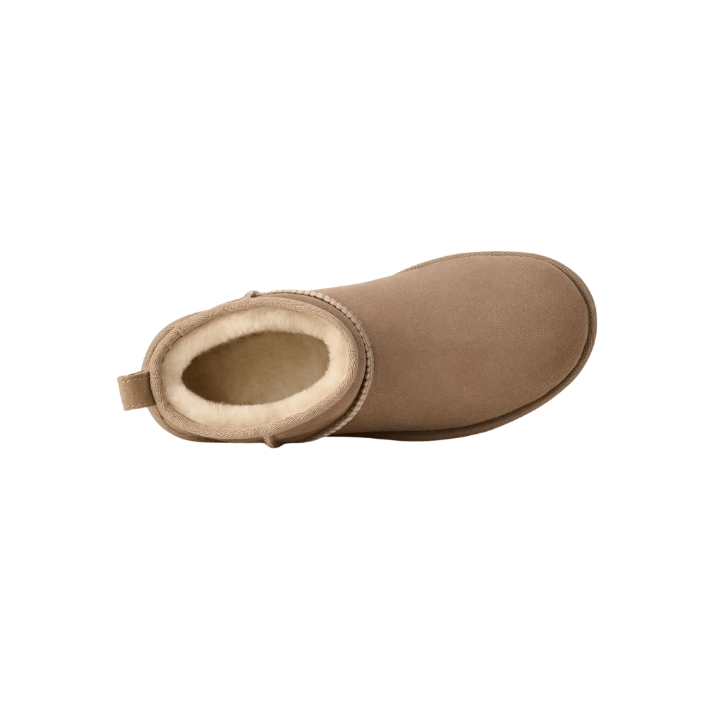 Stivali ultra mini donna colore sabbia su pavimento in legno