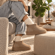 Stivali da donna neri con trattamento idrorepellente vista frontale