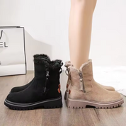 Stivali invernali impermeabili da donna in colore beige su sfondo neutro