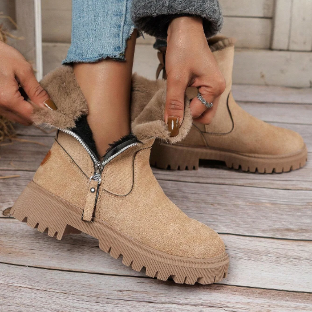 Stivali invernali beige da donna su superficie scivolosa