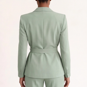 Donna indossa tailleur chic blazer e wide leg per look ufficio moderno