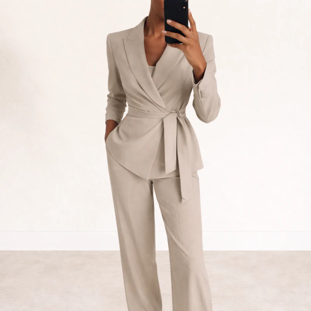 Dettaglio cintura blazer doppiopetto tailleur donna elegante coordinato