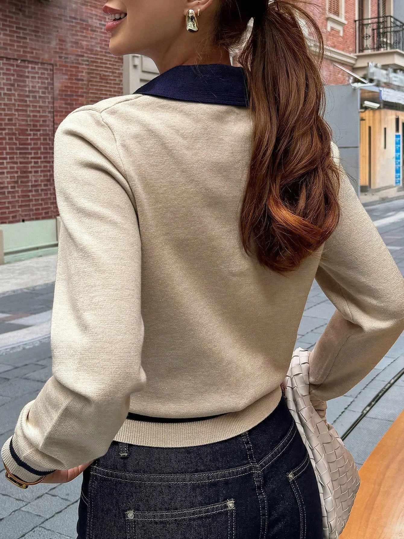 Malia top polo in maglia khaki indossato con jeans casual