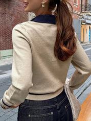 Malia top polo in maglia khaki indossato con jeans casual