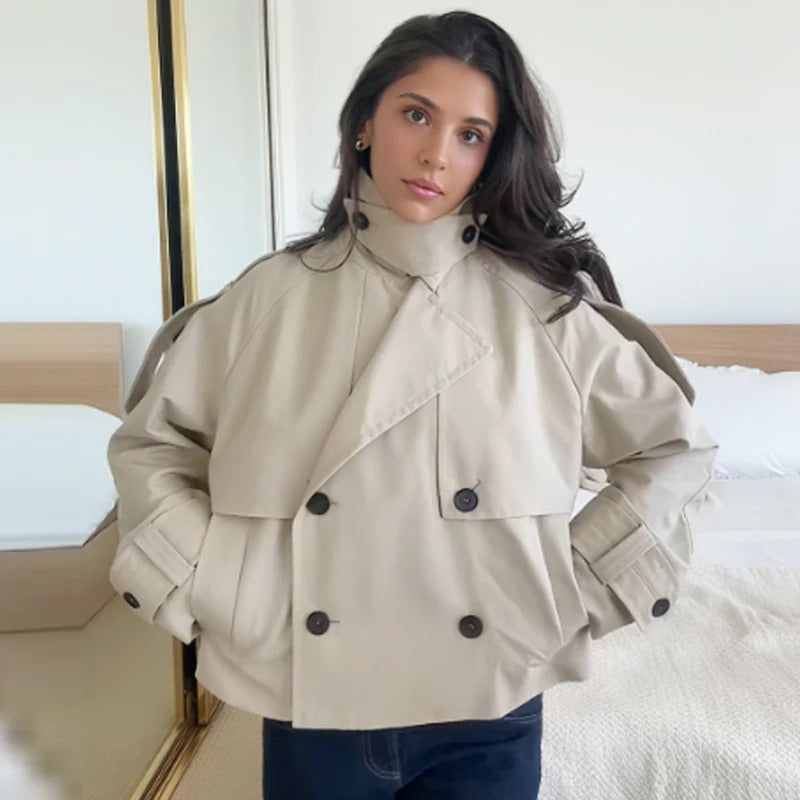 Trench coat donna Arianna indossato in città - look elegante autunnale