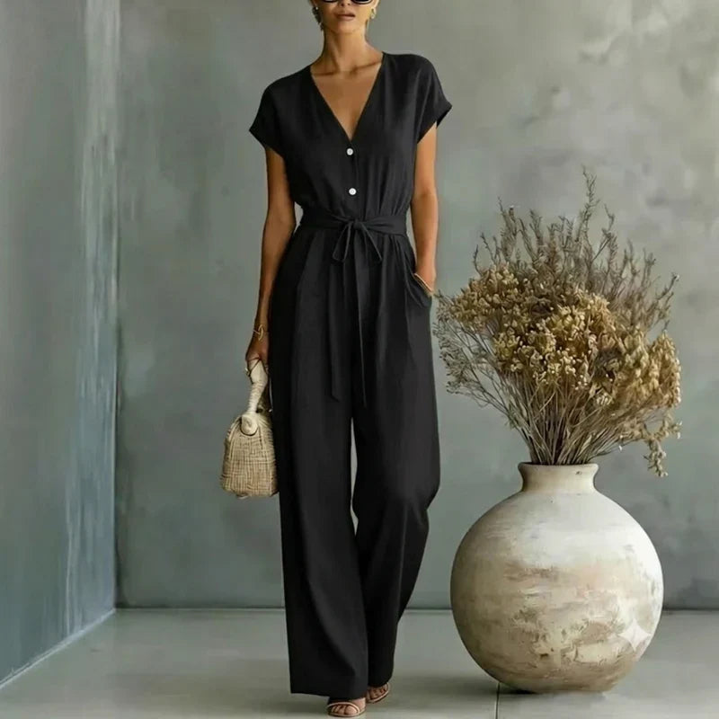 Donna indossa tuta con pantaloni ampi in colore bianco