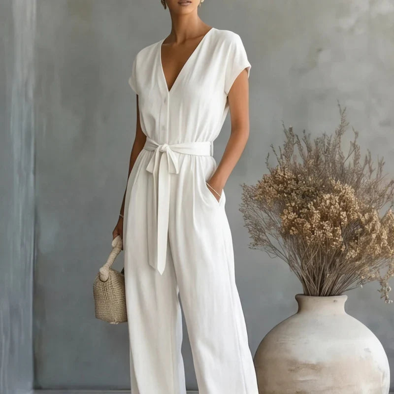 Dettaglio pantaloni ampi della tuta femminile casual chic