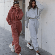 Dettaglio felpa con cappuccio della tuta jogging donna Sonia in cotone morbido