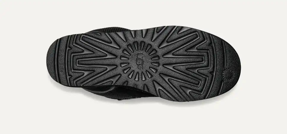 Coppia di UGG Lowmel Sneaker chestnut su superficie chiara