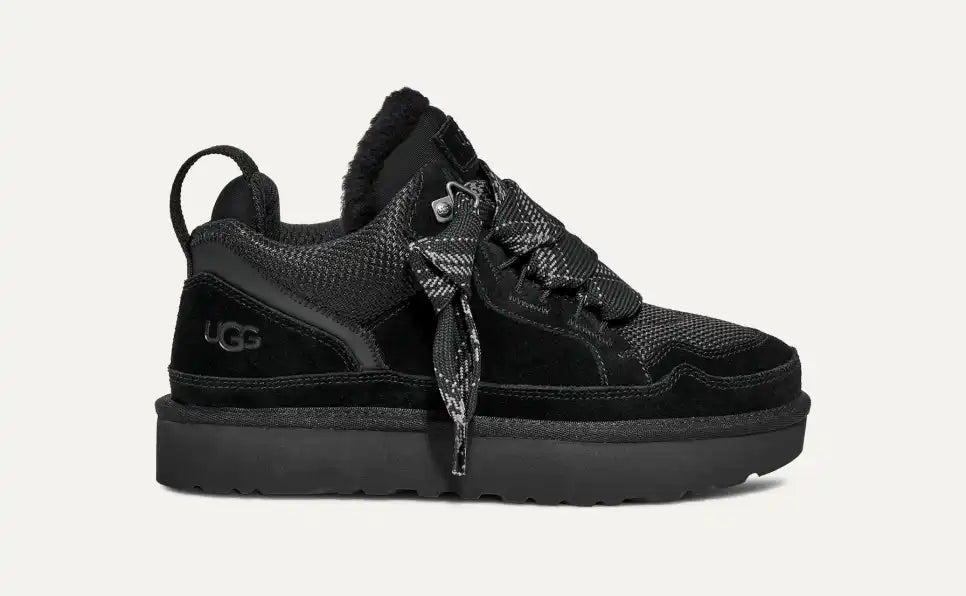 UGG Lowmel Sneaker chestnut indossata di profilo su sfondo neutro