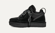 Vista dall'alto della UGG Lowmel Sneaker nera con lacci allentati
