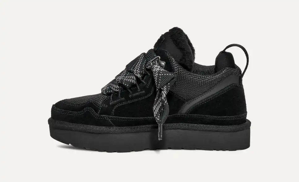 Vista dall'alto della UGG Lowmel Sneaker nera con lacci allentati