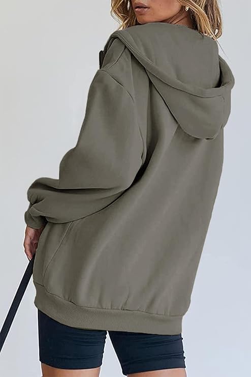 Felpa donna oversize Virelle bianca indossata sopra una t-shirt casual